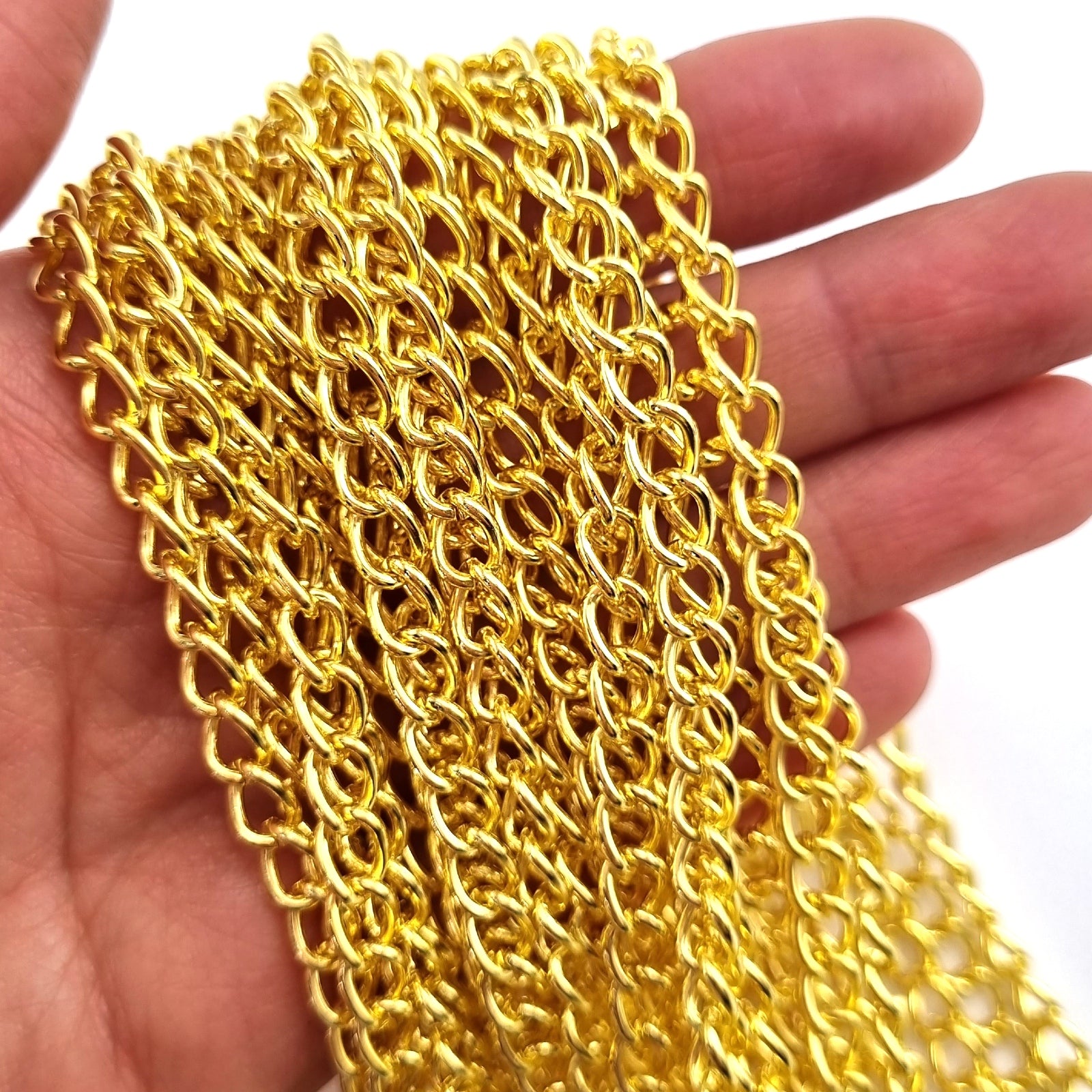 Curb oval jewellery chain in gold-plated and silver-plated finishes. Various sizes. Australia wide shipping. Chain.com.au