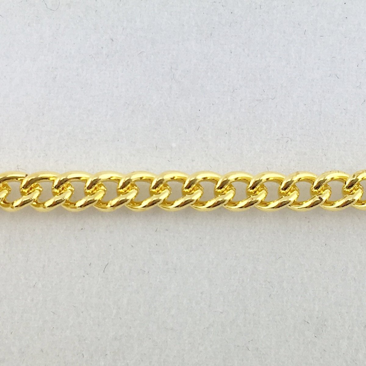 Curb jewellery chain in a gold-plated finish, size: C220, quantity: 25 metres. Australia wide delivery